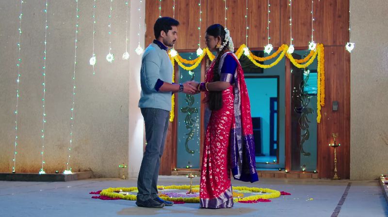 Soundarya and Anand Rao fear that Deepa may decide to commit suicide in todays Karthika deepam serial episode