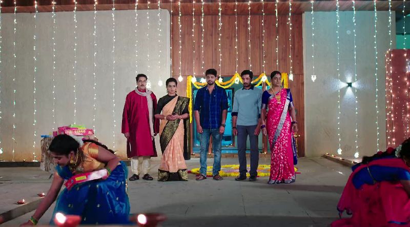 Soundarya and Anand Rao fear that Deepa may decide to commit suicide in todays Karthika deepam serial episode