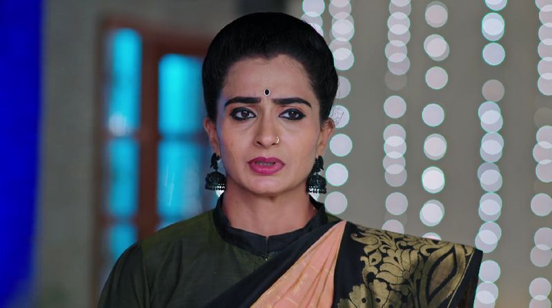 Soundarya and Anand Rao fear that Deepa may decide to commit suicide in todays Karthika deepam serial episode