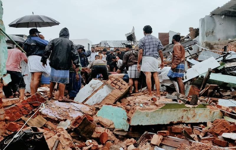 5 lakh for the families of 9 victims of house collapse in Peranampattu