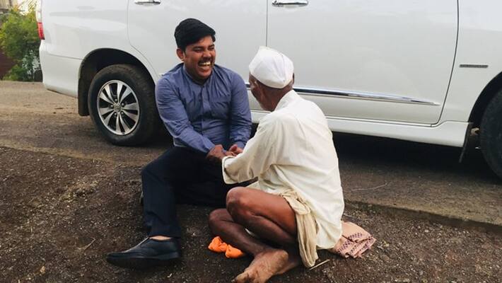 IAS Ramesh Gholap sitting and talking with old farmer picture goes viral kpn IAS Ramesh Gholap sitting and talking with old farmer picture goes viral kpn
