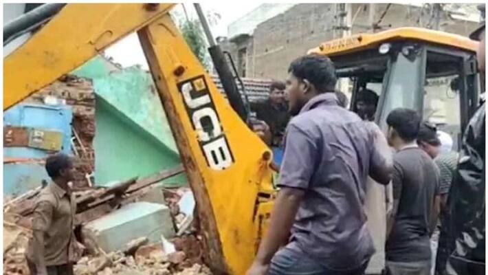 9 Dead After House wall Collapses In Tamil Nadu's Vellore in Heavy Rain 9 Dead After House wall Collapses In Tamil Nadu's Vellore in Heavy Rain