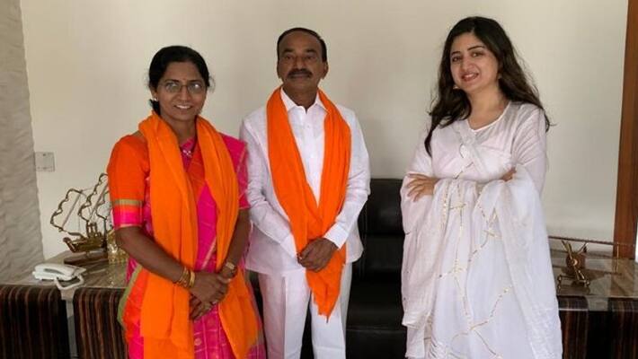poonam kaur felicitation to mla etela rajender poonam kaur felicitation to mla etela rajender