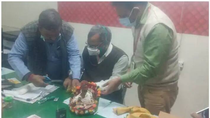 Agra Hospital gave treatment Krishna Idol's "Broken Arm" On Priest's Request Agra Hospital gave treatment Krishna Idol's "Broken Arm" On Priest's Request