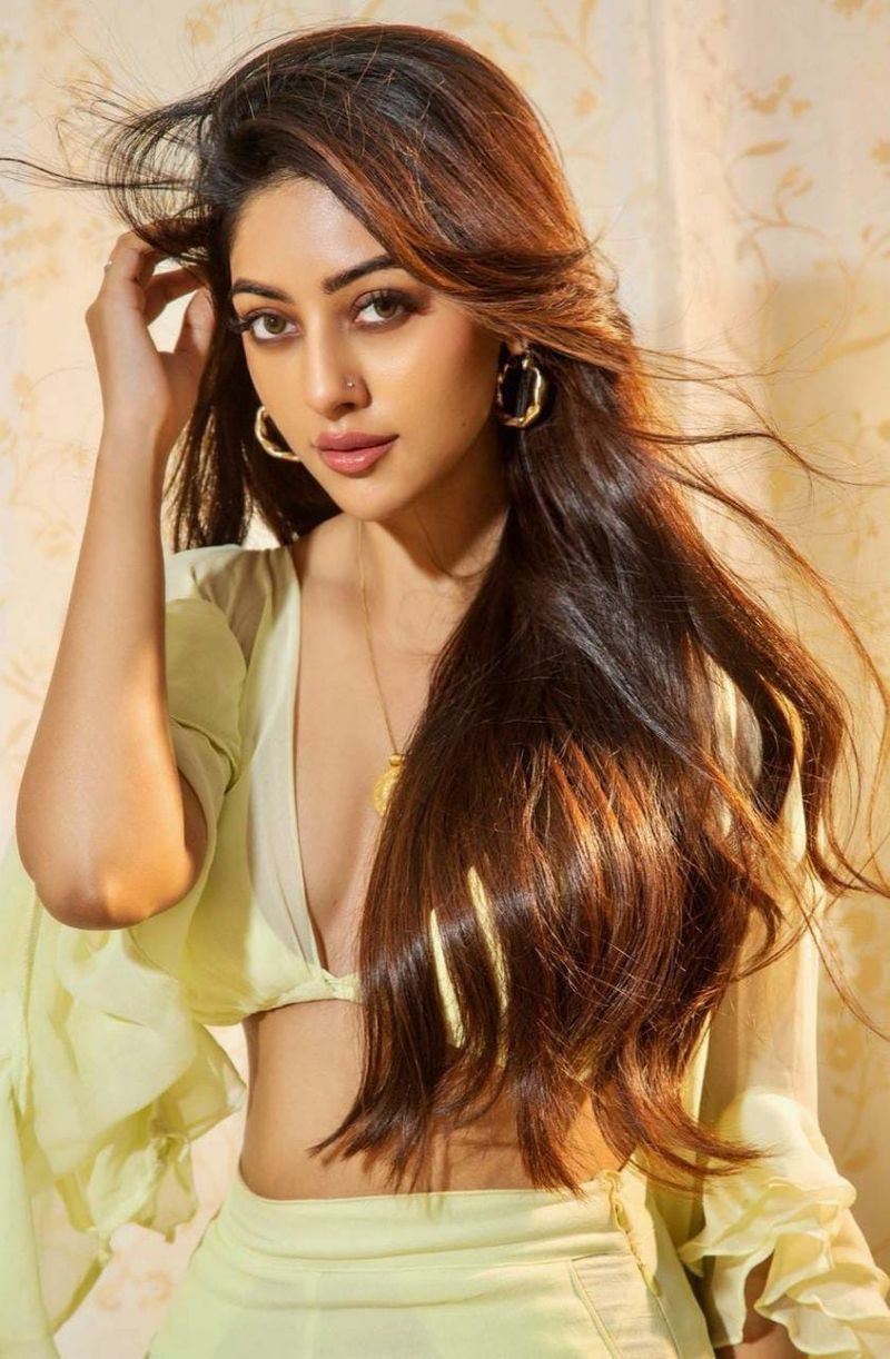 anu emmanuel cleevage show pics hunting youth heart hot photos shake internet