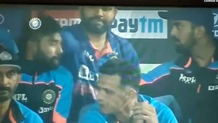 IND vs NZ 2nd T20 Rohit sharma slap Mohammed Siraj back of his head in Dugout funny video goes viral ckm IND vs NZ 2nd T20 Rohit sharma slap Mohammed Siraj back of his head in Dugout funny video goes viral ckm