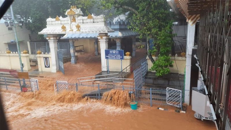 Andhra flash floods 50 passengers travelling in RTC buses washed away 12 dead pod