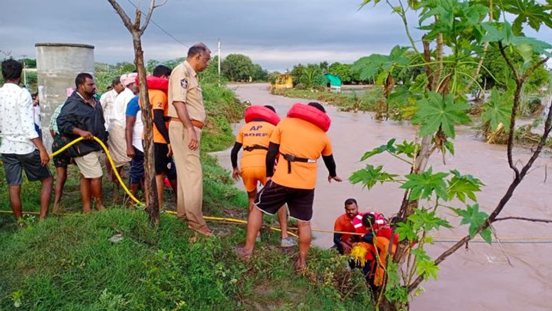 Andhra flash floods 50 passengers travelling in RTC buses washed away 12 dead pod