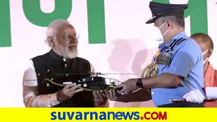 PM Modi hands over Made in India combat chopper to IAF advanced warfare suite to Navy in Jhansi pod PM Modi hands over Made in India combat chopper to IAF advanced warfare suite to Navy in Jhansi pod