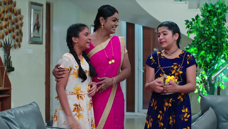 Karthik lashes out at Monitha for provoking Deepa in todays Karthika deepam serial episode