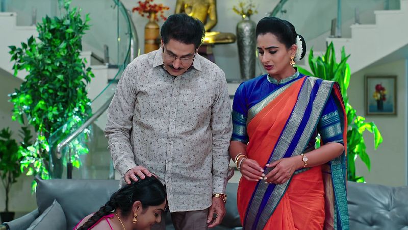 Karthik lashes out at Monitha for provoking Deepa in todays Karthika deepam serial episode