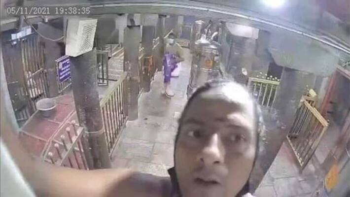 Thiruthani murugan temple priests hiding the CCTV camera and viral video in social media Thiruthani murugan temple priests hiding the CCTV camera and viral video in social media