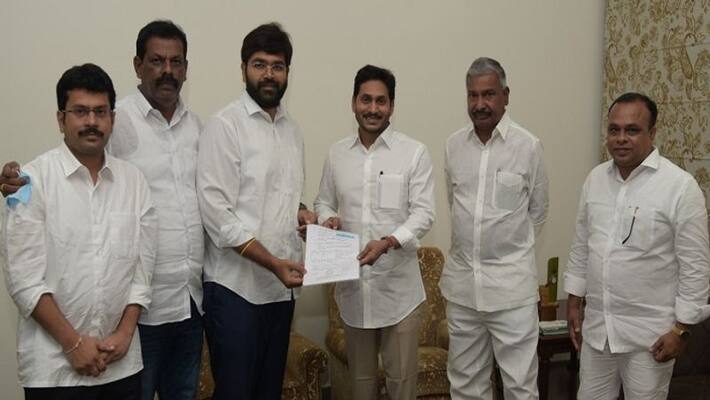 Kuppam YSRCP coordinator Krishnaraghava Jayendrabharat meets Jagan Kuppam YSRCP coordinator Krishnaraghava Jayendrabharat meets Jagan