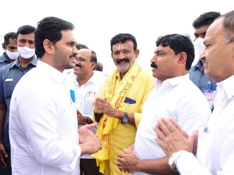 Leaders give a warm welcome to YS Jagan at Kadapa Airport