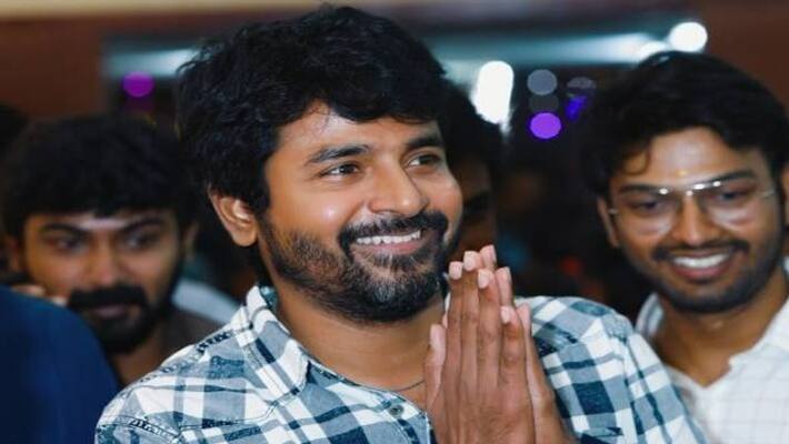 Sivakarthikeyan surprises to director by gifting a gold chain Sivakarthikeyan surprises to director by gifting a gold chain