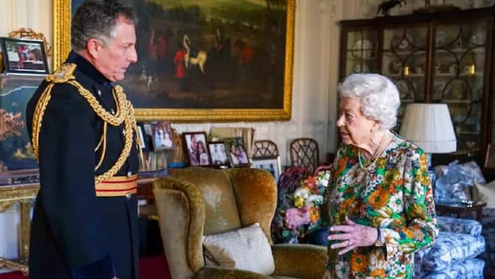 Twitter users panic after seeing Queen Elizabeth purple hands kpn Twitter users panic after seeing Queen Elizabeth purple hands kpn