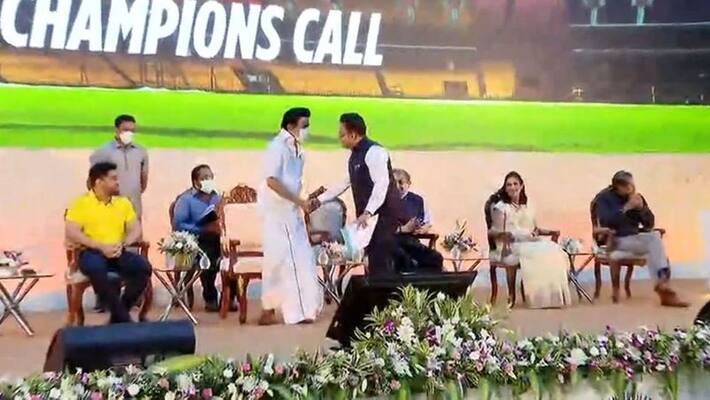stalin stood and handshaked with amitsha son stalin stood and handshaked with amitsha son
