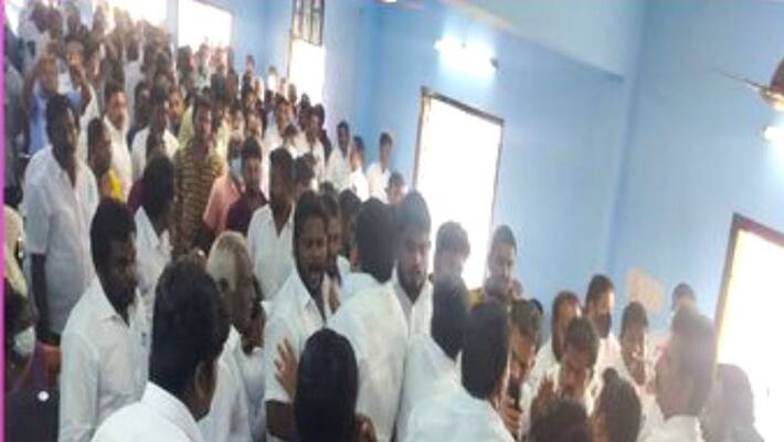 Namakkal thiruchengode dmk party members fights at dmk meeting Namakkal thiruchengode dmk party members fights at dmk meeting