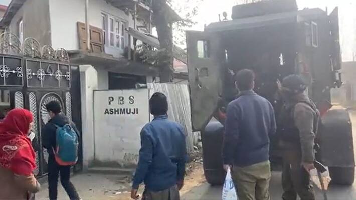 Kulgam Encounter hizbul Mujahideen commander killed Indian Army rescue 60 including school children ckm Kulgam Encounter hizbul Mujahideen commander killed Indian Army rescue 60 including school children ckm