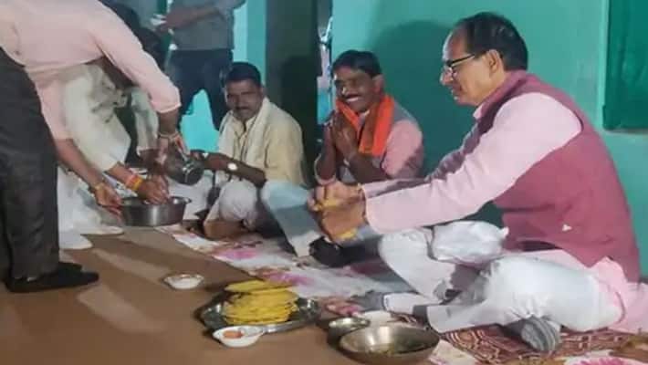 cm Shivraj Singh Chouhan eaten gram vegetable with corn and jowar roti in the villages Sehore, cm Shivraj Singh Chouhan eaten gram vegetable with corn and jowar roti in the villages Sehore,