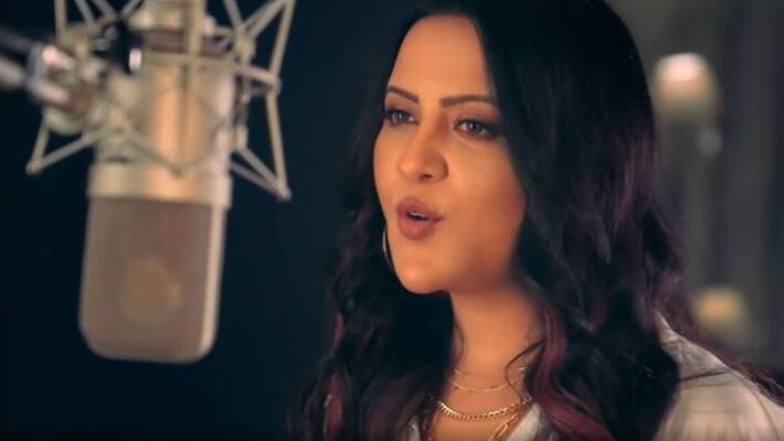 Amruta Fadnavis wife of former CM Devendra Fadnavis sings Manike Mage Hithe Hindi version breaks Internet ckm Amruta Fadnavis wife of former CM Devendra Fadnavis sings Manike Mage Hithe Hindi version breaks Internet ckm