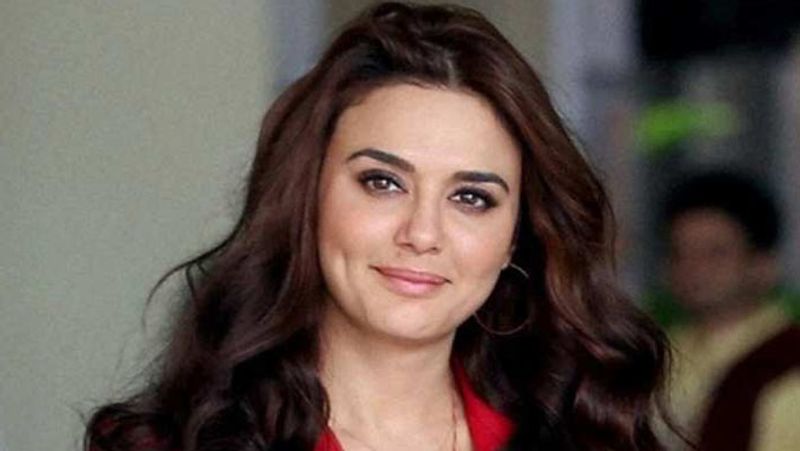Bollywood Actor Sanjay Khan apologises for not recognizing Preity Zinta on flight mah