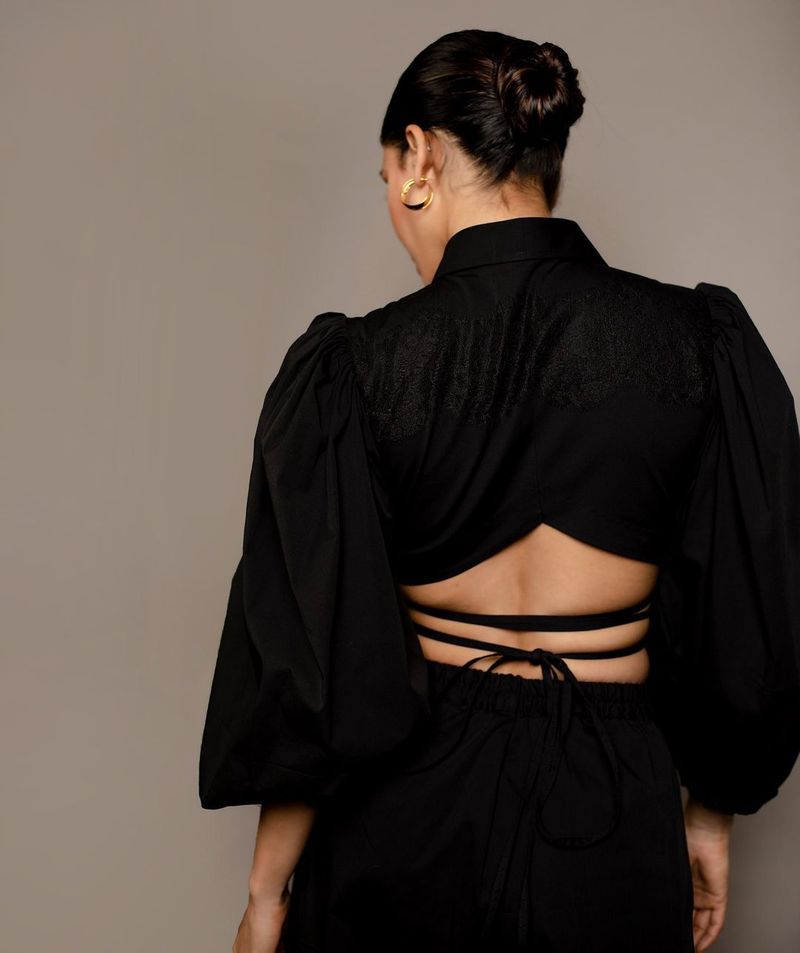 samantha looks bold and beautiful she shines in black trendy outfit