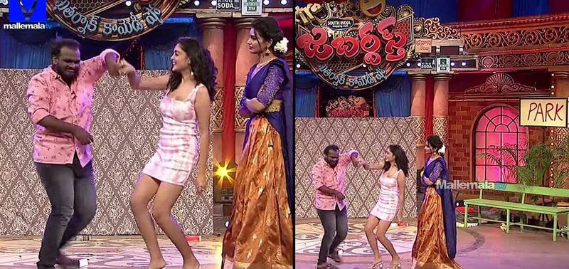extra jabardasth varsha shocks immaniel by giving hug to nukaraju in front of him