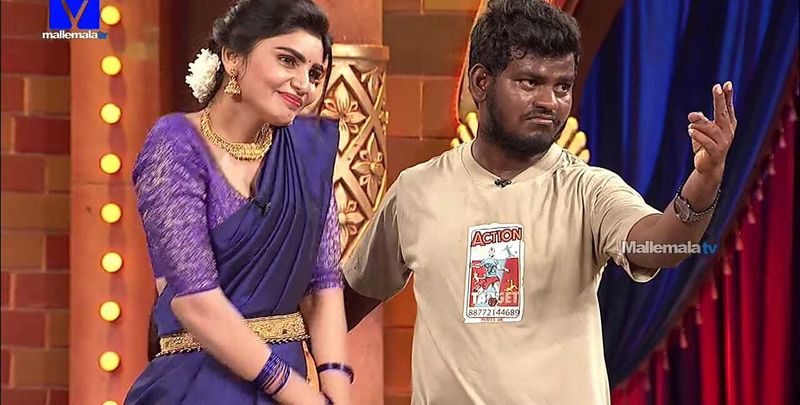 extra jabardasth varsha shocks immaniel by giving hug to nukaraju in front of him