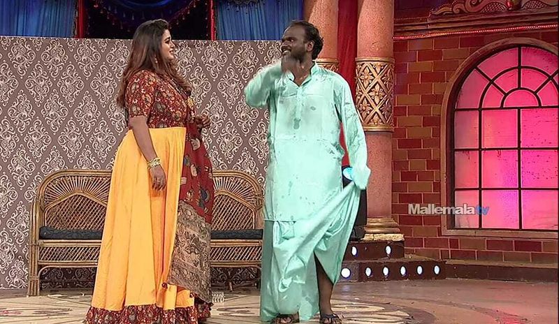 extra jabardasth varsha shocks immaniel by giving hug to nukaraju in front of him