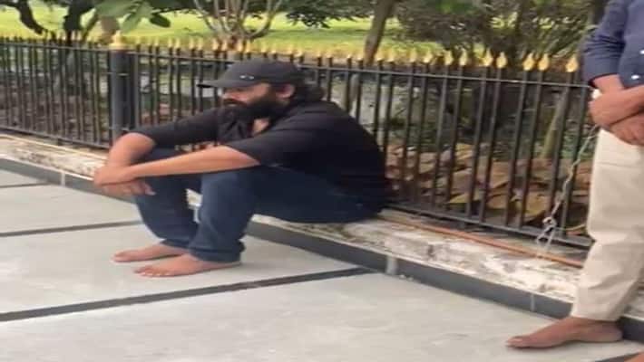 YSRCP Leaders Insulting Nara Chandrababu and his wife Bhuvaneshwari... tollywood hearo nara rohit protest at naravaripalli YSRCP Leaders Insulting Nara Chandrababu and his wife Bhuvaneshwari... tollywood hearo nara rohit protest at naravaripalli