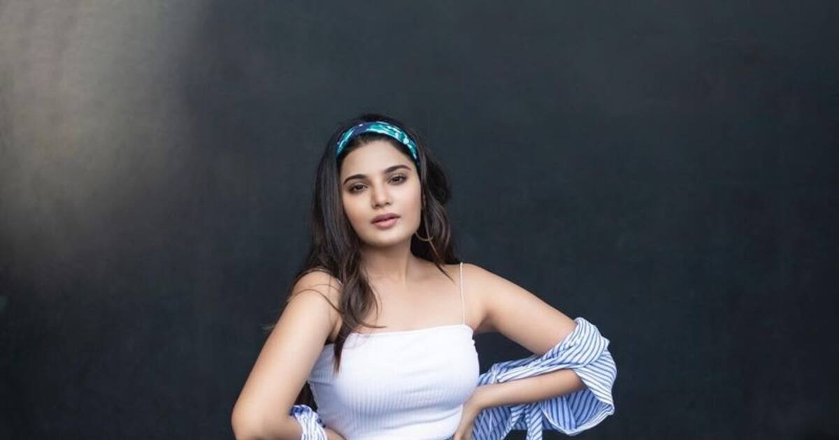 Aathmika | சட்டையை கழட்டி கிக் ஏற்றும் மீசையை முறுக்கு ஆத்மீகா !!