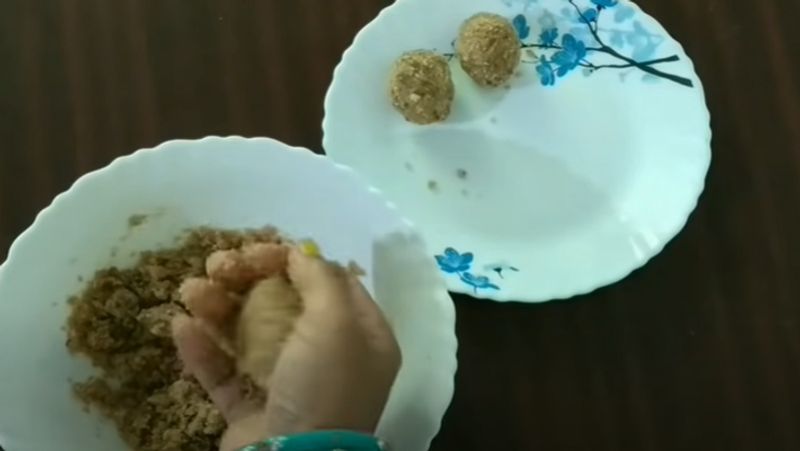 Kitchen Tips: Move Over to regular laddu and try this healthy and tasty poha and gud laddu dva