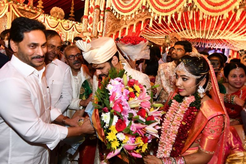kcr and ys jagan attends to speaker pocharam srinivas reddy grand daughter wedding