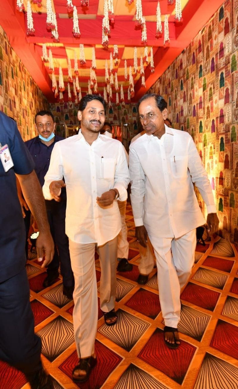 kcr and ys jagan attends to speaker pocharam srinivas reddy grand daughter wedding