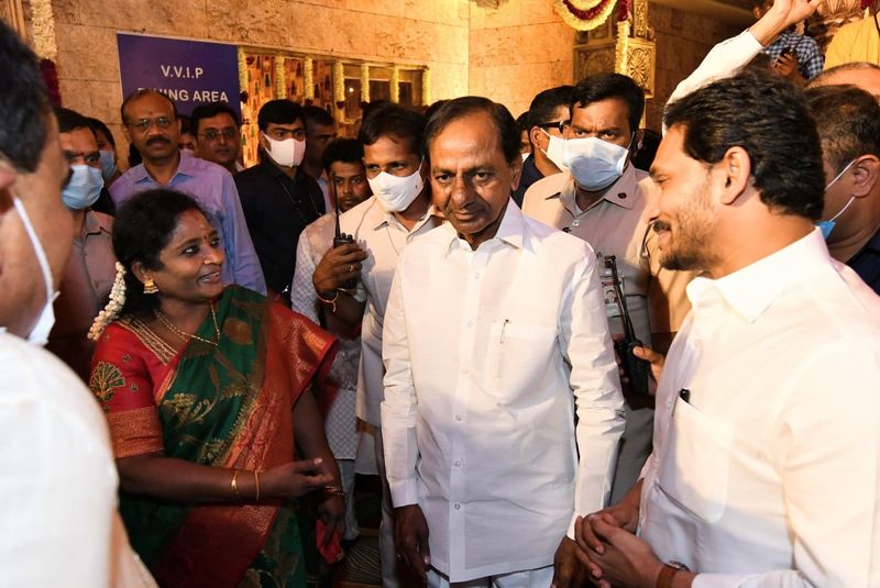 kcr and ys jagan attends to speaker pocharam srinivas reddy grand daughter wedding