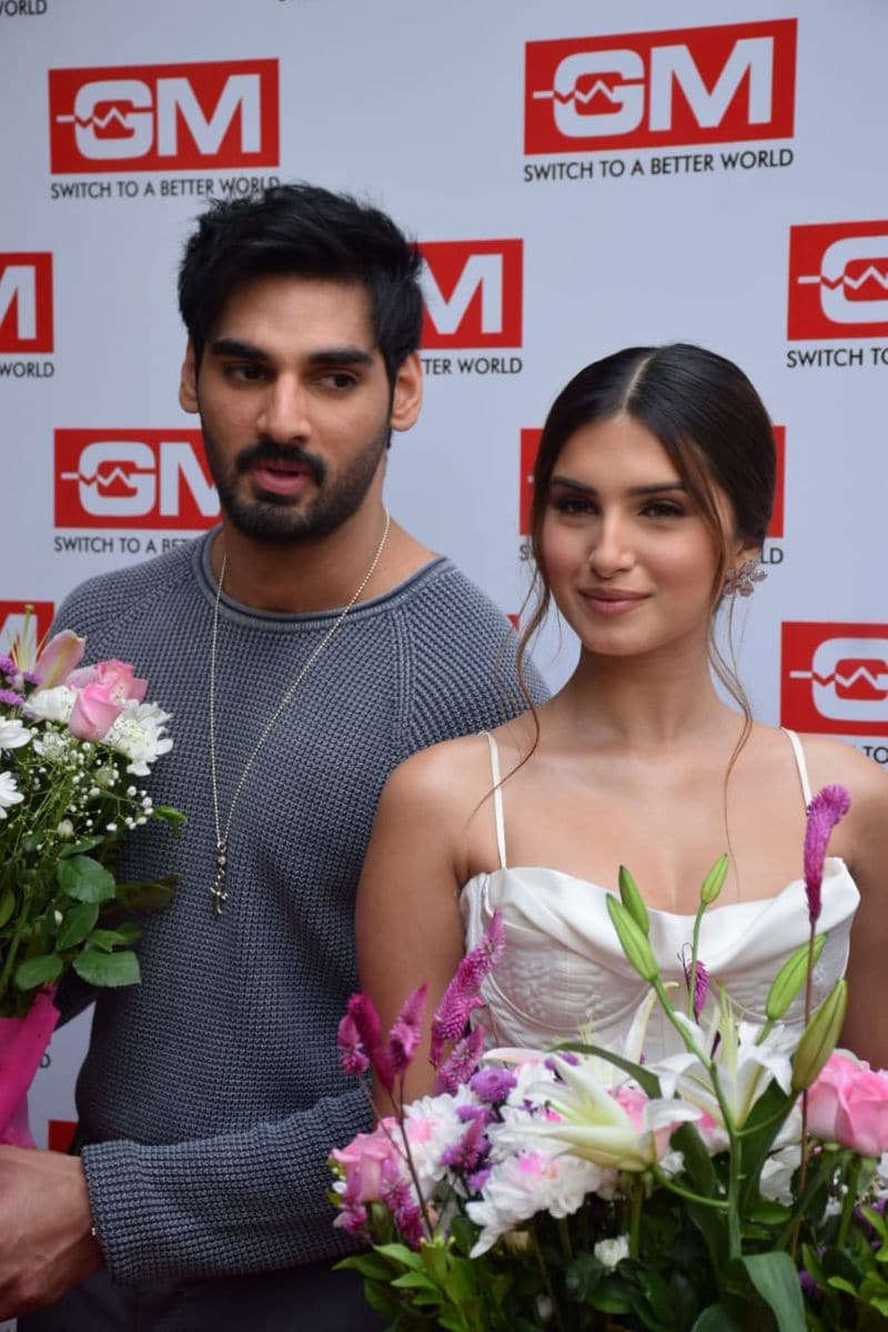Pooja Hegde, Kartik Aaryan, Janhvi Kapoor and more spotted in Mumbai RCB