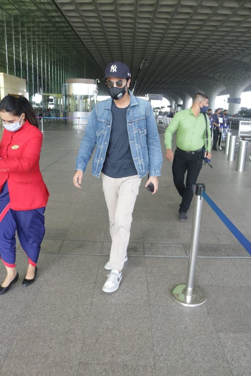 Pooja Hegde, Kartik Aaryan, Janhvi Kapoor and more spotted in Mumbai RCB