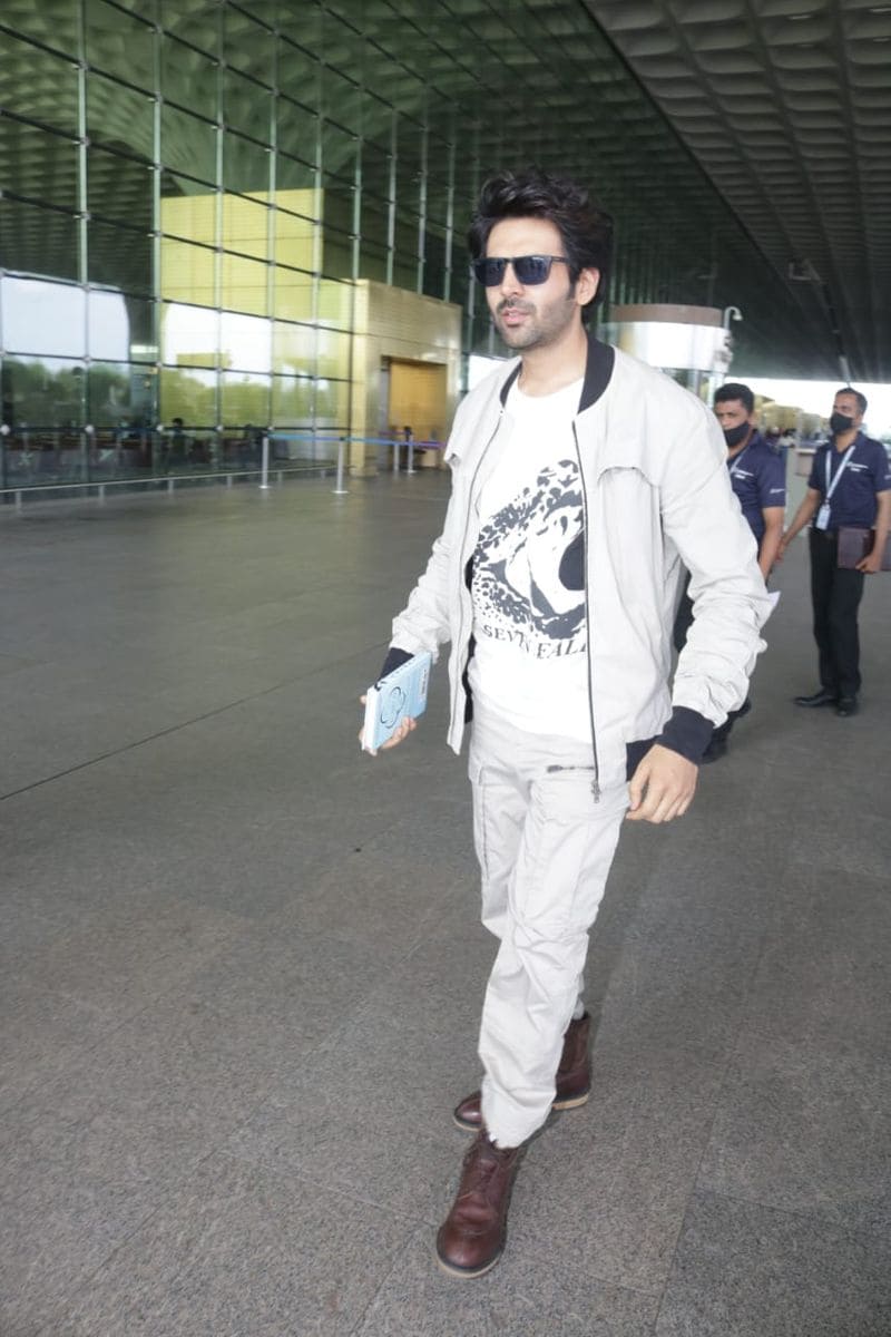 Pooja Hegde, Kartik Aaryan, Janhvi Kapoor and more spotted in Mumbai RCB
