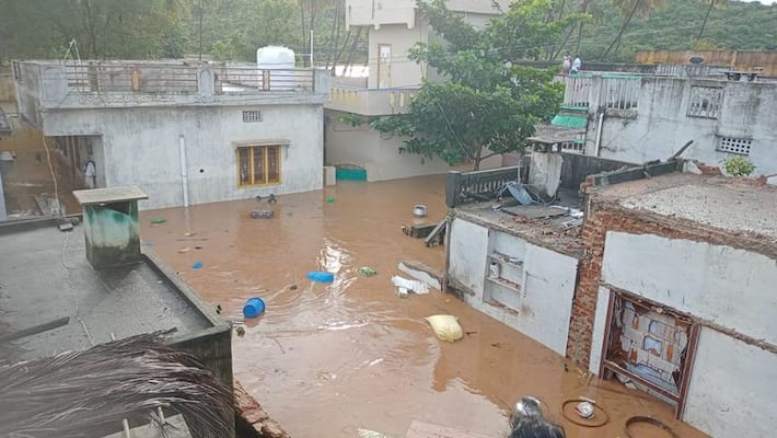 Andhra Pradesh flood, Chennai-Vijaywada route 17 trains cancelled, natonal highways under water, know all updates and news DVG Andhra Pradesh flood, Chennai-Vijaywada route 17 trains cancelled, natonal highways under water, know all updates and news DVG