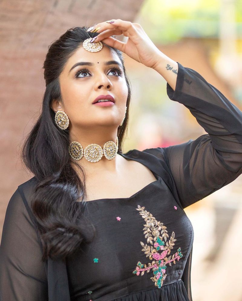 sreemukhi sizzles in black dress sunday perfect treat to netizens photos trending