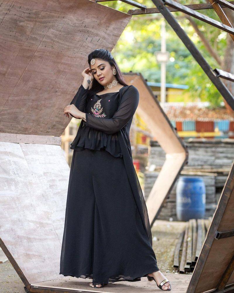 sreemukhi sizzles in black dress sunday perfect treat to netizens photos trending