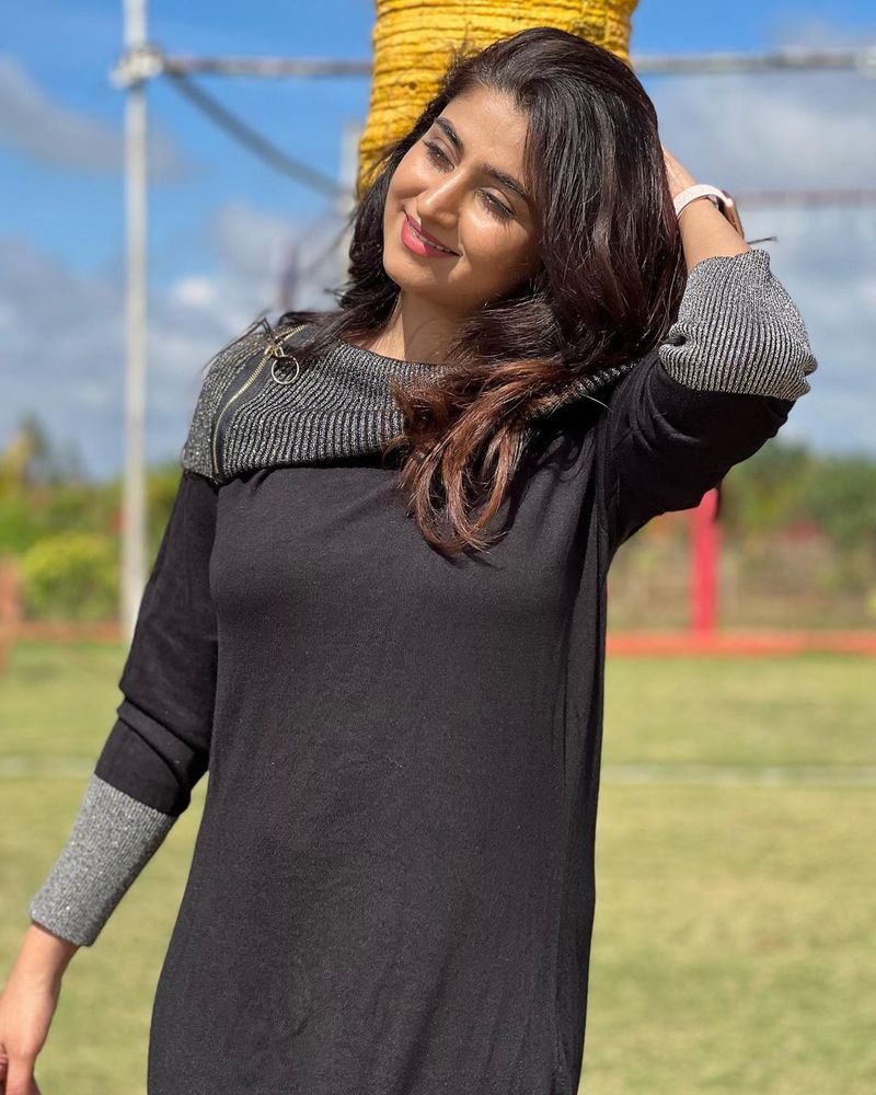 anchor varshini sounderajan hot stunning pics viral sreemukhi big shock to her