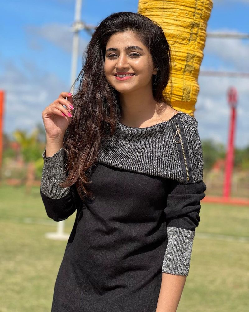 anchor varshini sounderajan hot stunning pics viral sreemukhi big shock to her