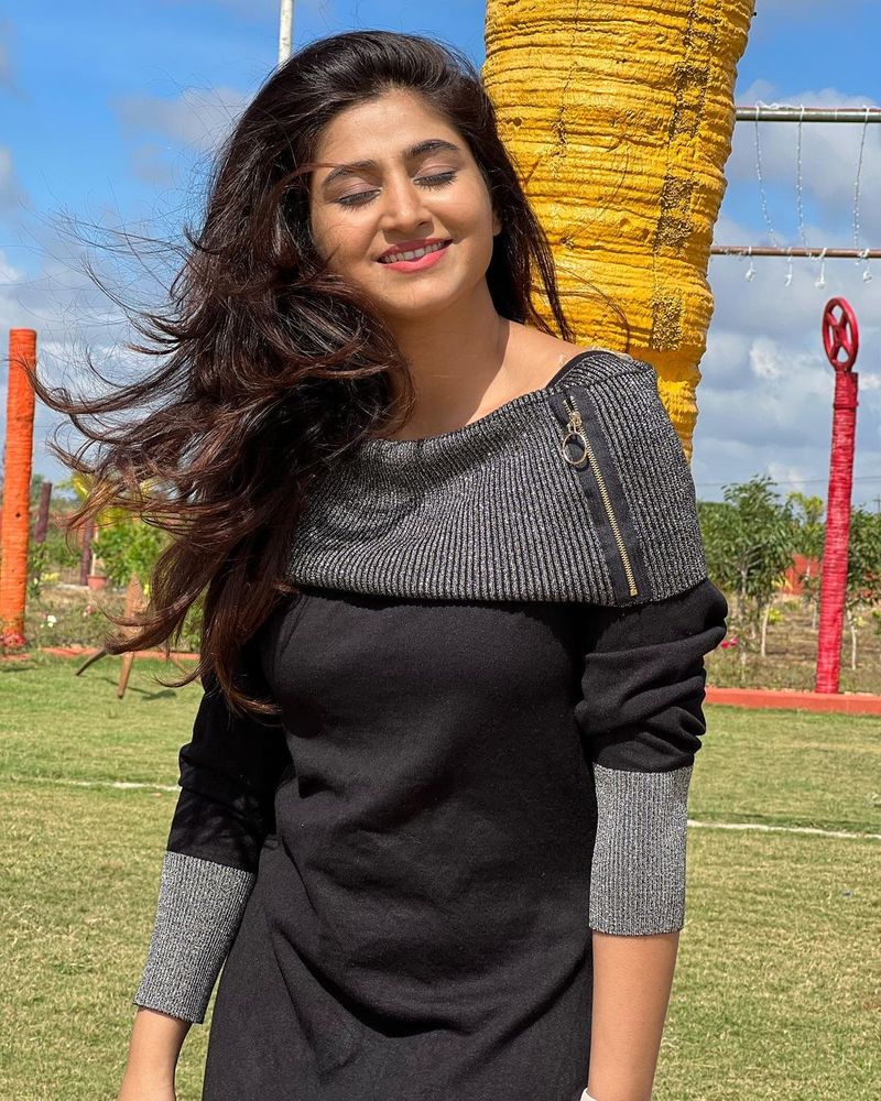 anchor varshini sounderajan hot stunning pics viral sreemukhi big shock to her