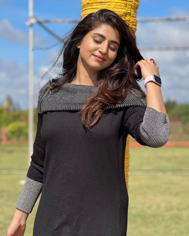 anchor varshini sounderajan hot stunning pics viral sreemukhi big shock to her
