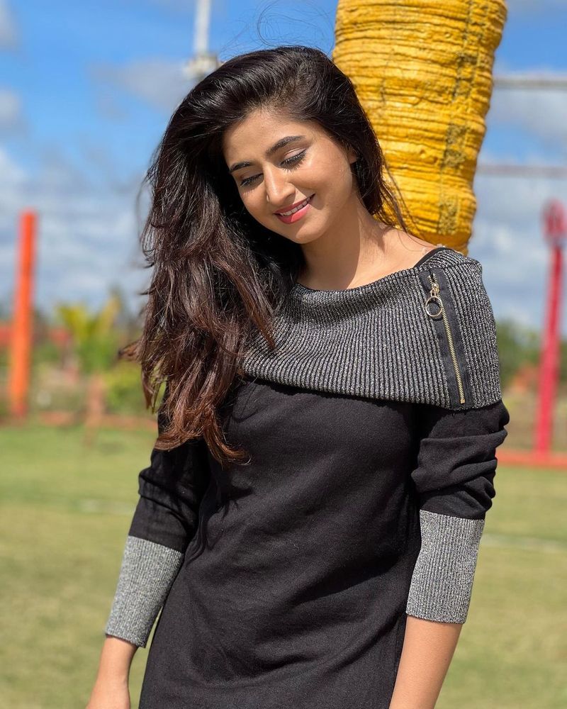 anchor varshini sounderajan hot stunning pics viral sreemukhi big shock to her