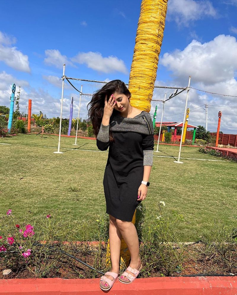 anchor varshini sounderajan hot stunning pics viral sreemukhi big shock to her