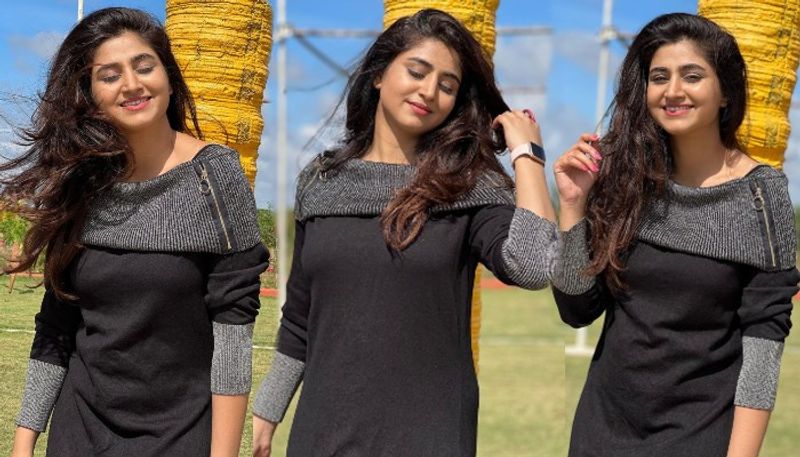 anchor varshini sounderajan hot stunning pics viral sreemukhi big shock to her