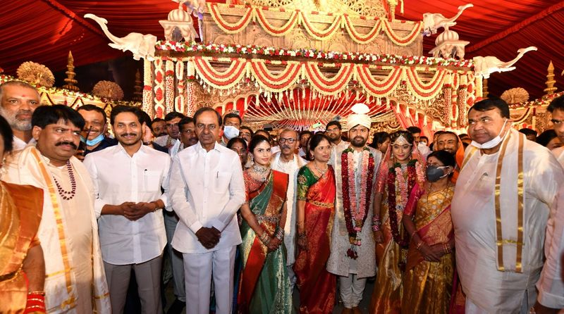 kcr and ys jagan attends to speaker pocharam srinivas reddy grand daughter wedding